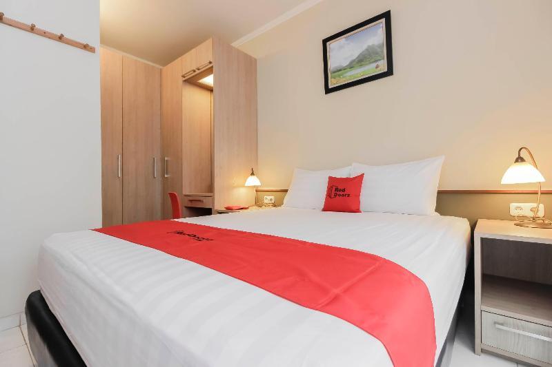 Reddoorz Syariah Plus At Jatibening Hotel Bekasi Kültér fotó